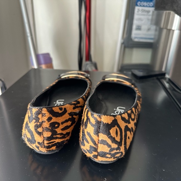 Calvin Klein ballets flats, animal print.Size 10.very attractive design elegant. - Picture 4 of 8